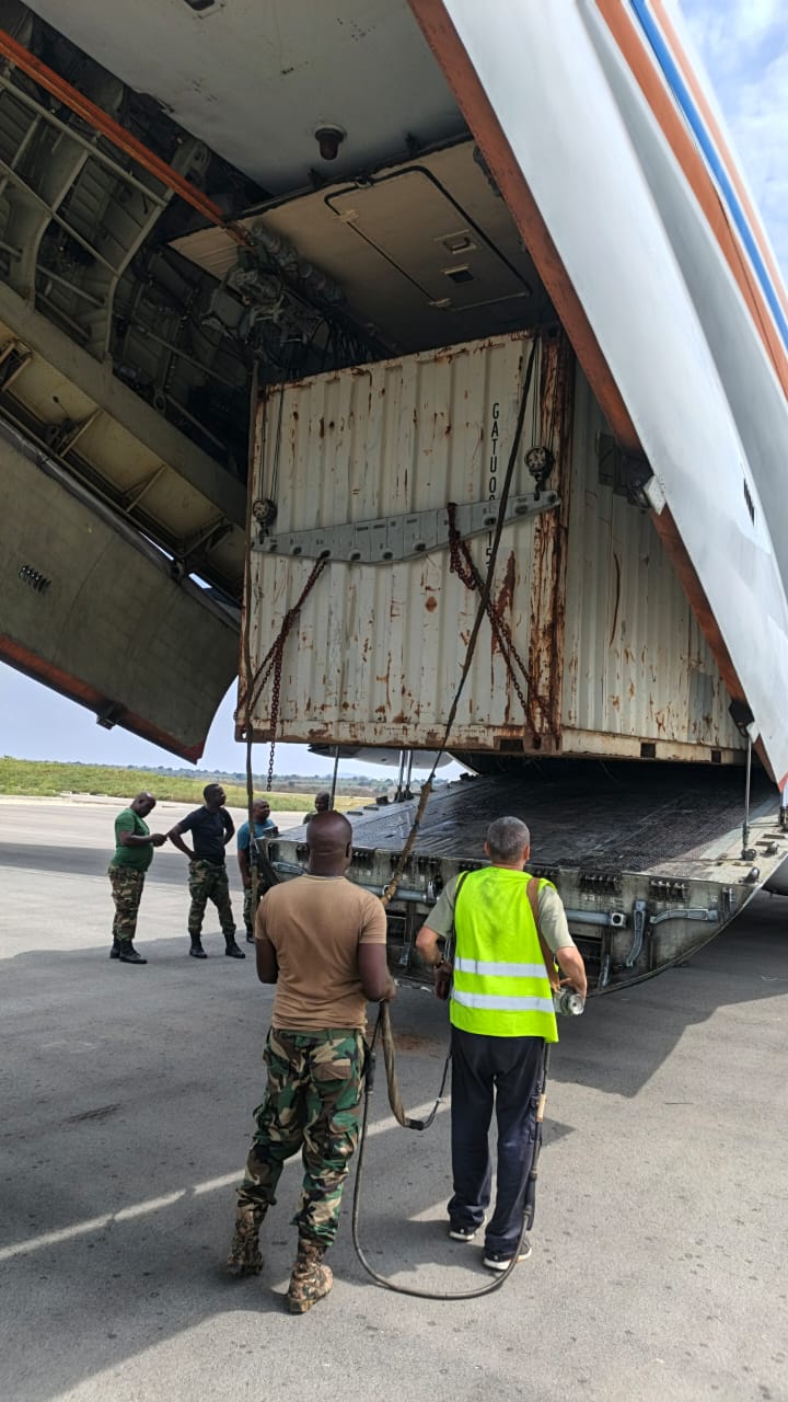 Chargement des conteneurs sur bateau - Port de Chato